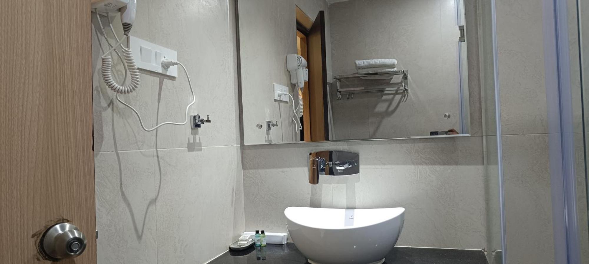 Hotel Lee Garden Near To Blue Flag Beach 500 Mtrs Purî Extérieur photo